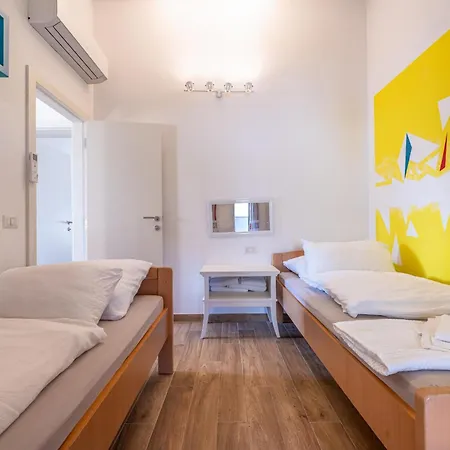 Villa Artist *