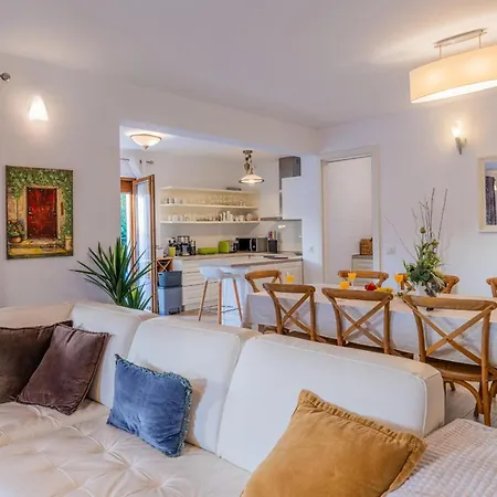 Villa Artist *