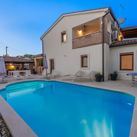 Artist Villa *