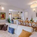 Villa Artist *